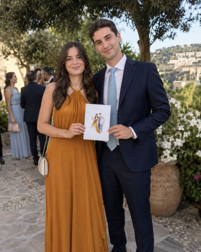 Invitada mostrando su ilustración en boda
