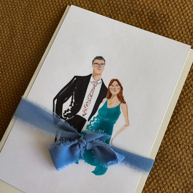 Lámina ilustrada de los novios con lazo azul, hecha a mano