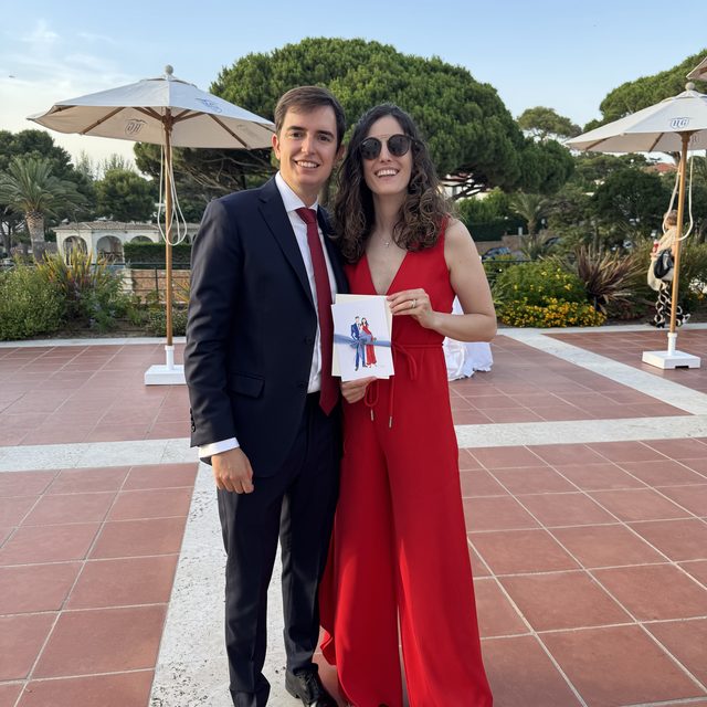 Invitados posando con su ilustración personalizada de DELUNA