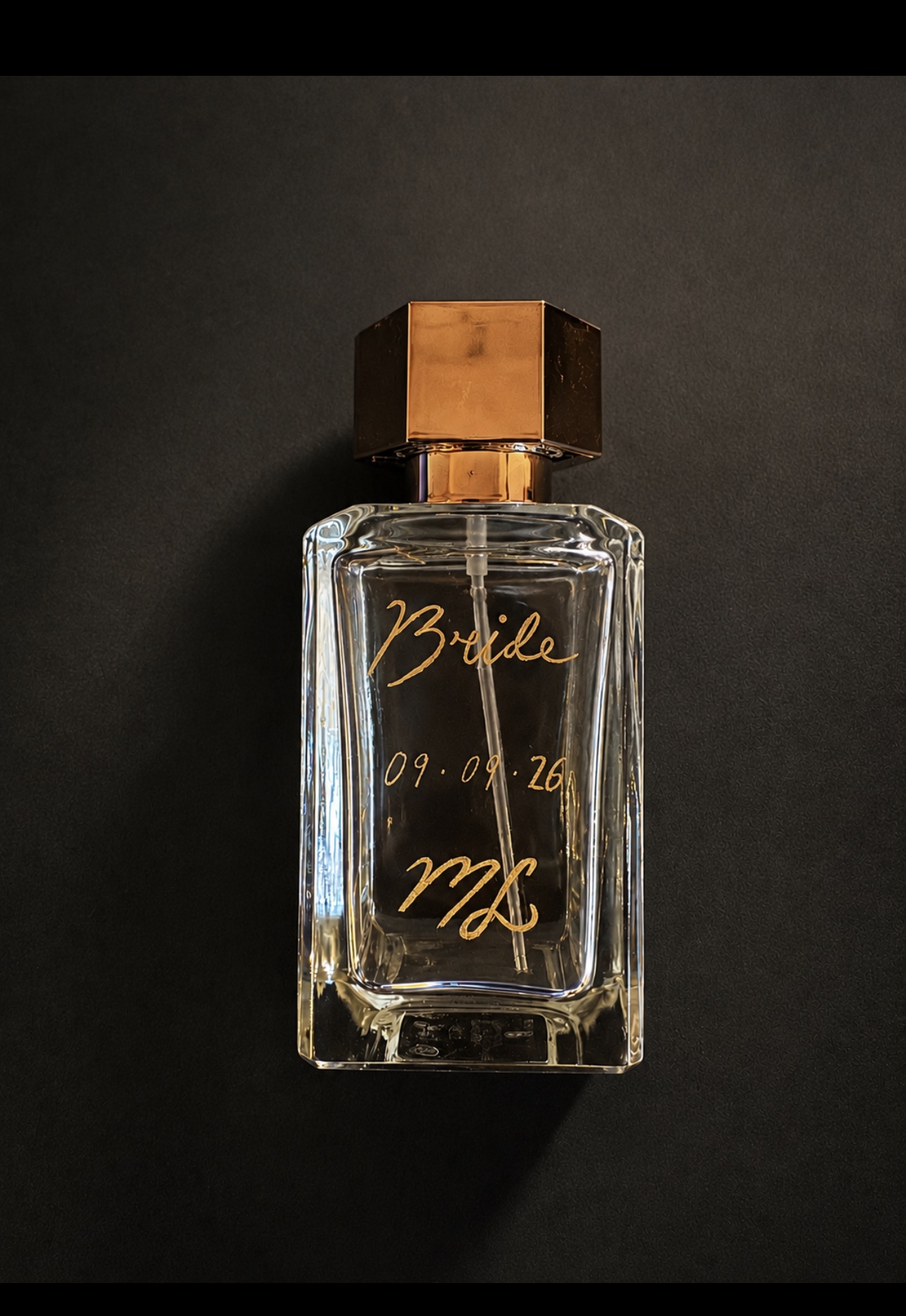 Perfume de novia grabado a mano en dorado