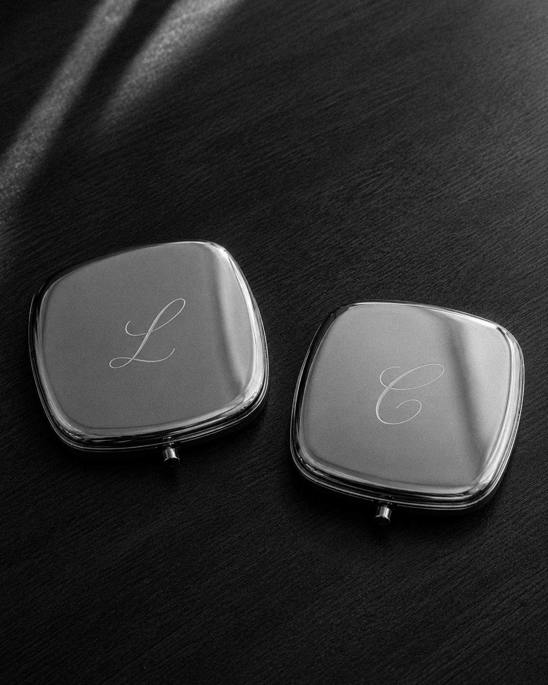 Espejos de bolso con la inicial grabada, acabado plateado