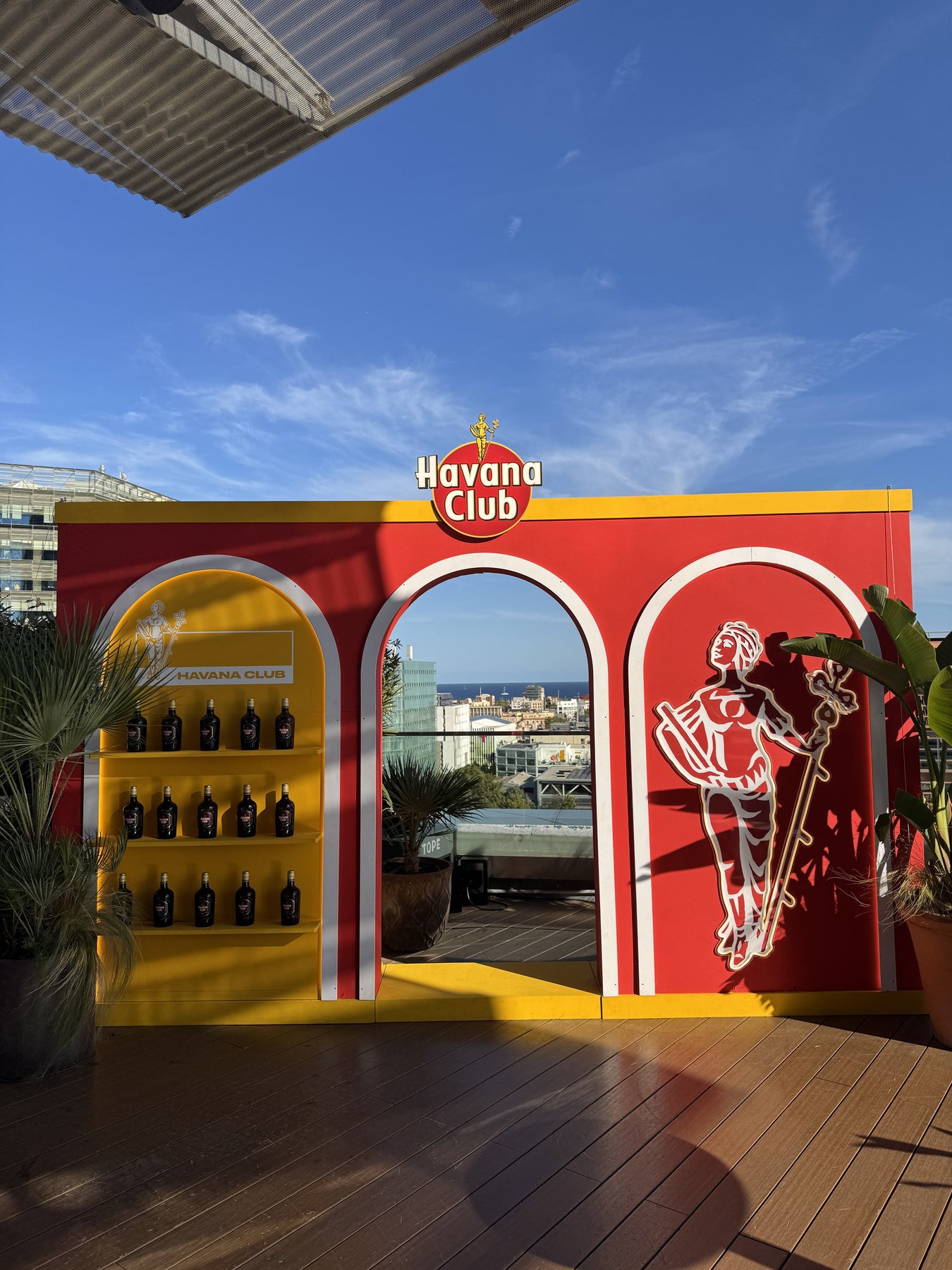El arco de Havana Club preparado para la Golden Hour