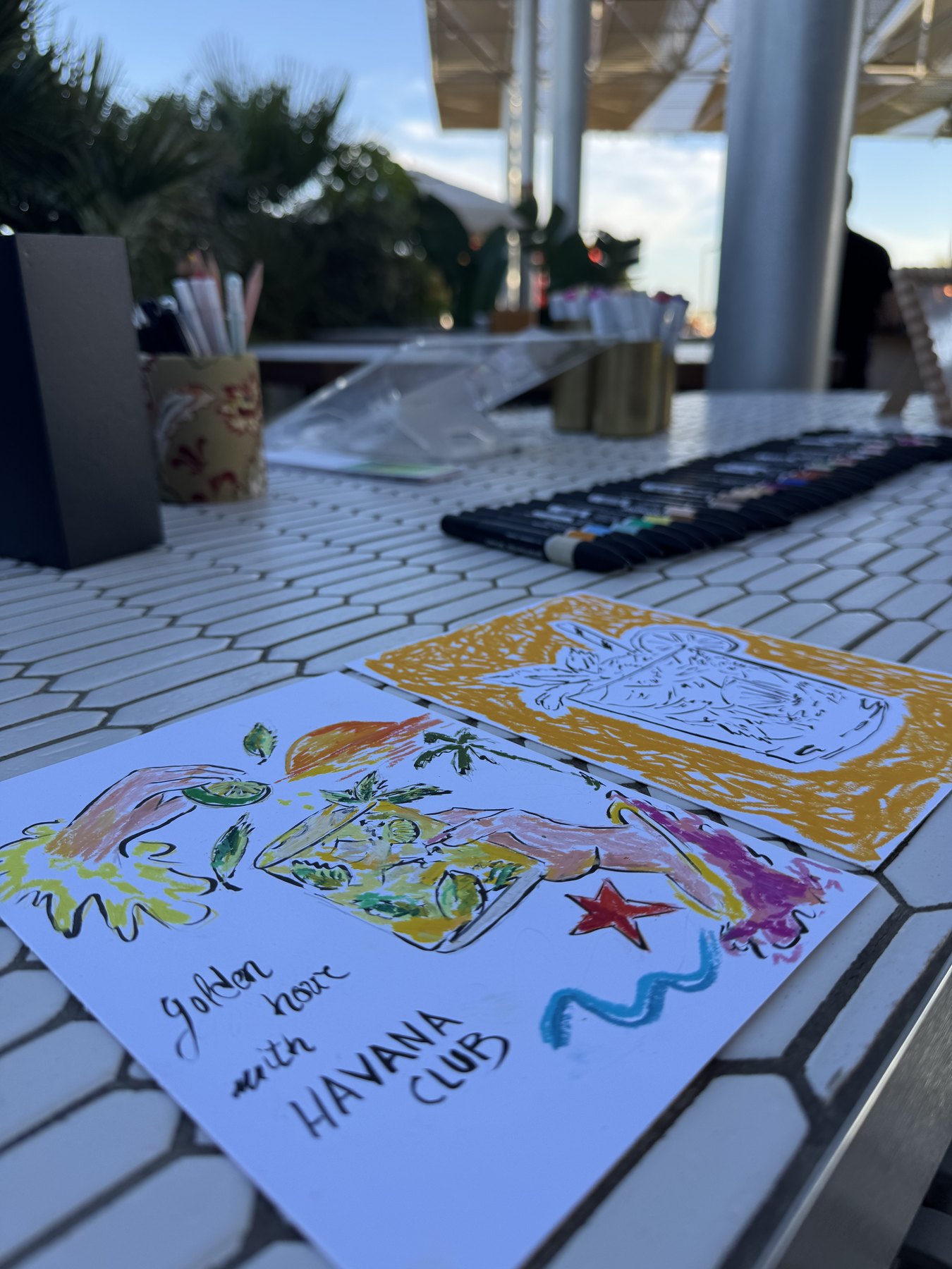 Ilustraciones y pruebas de color preparadas sobre la mesa de Live Art