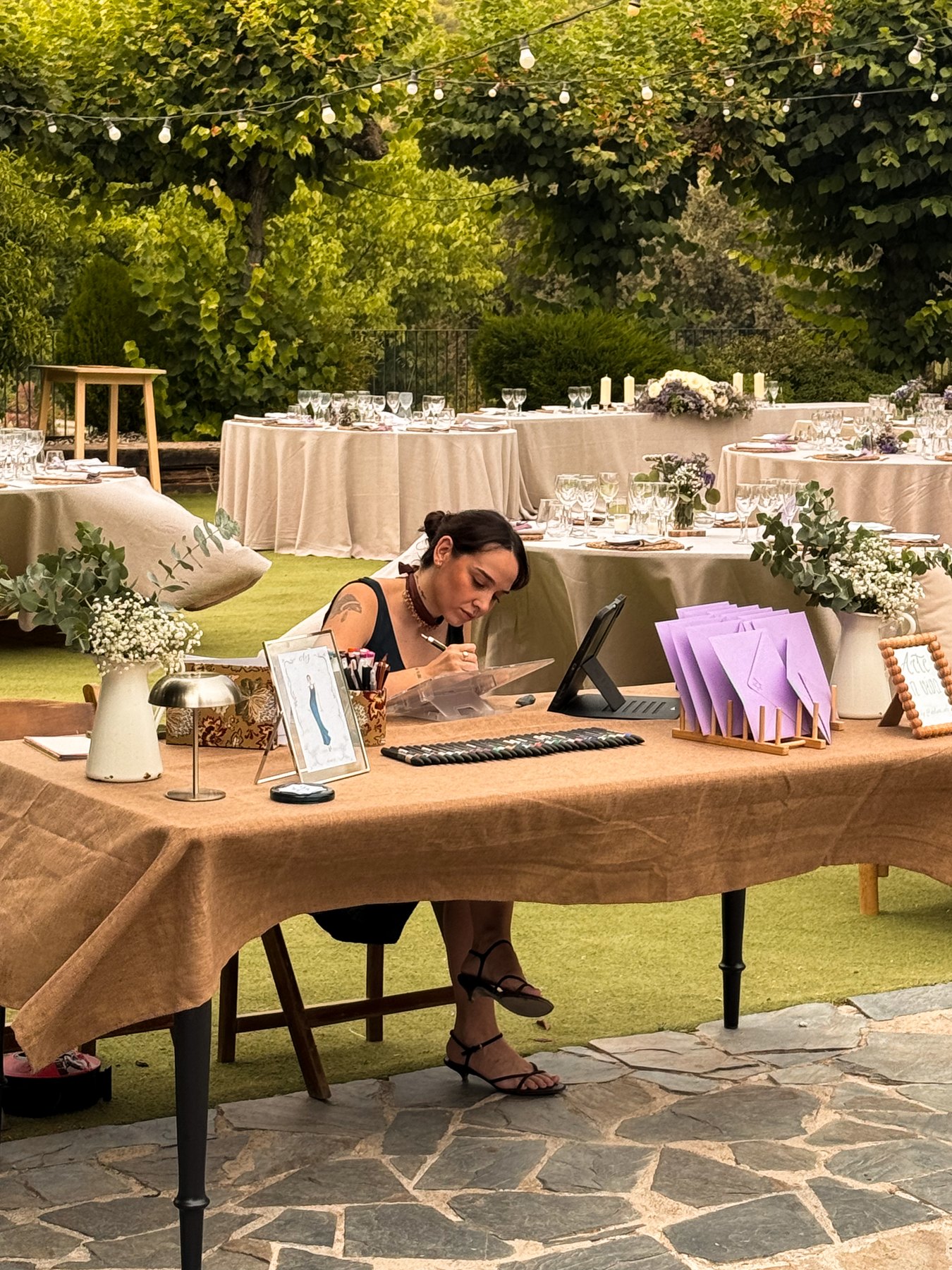 Mesa de Live Art preparada en el jardín de una boda en Manresa
