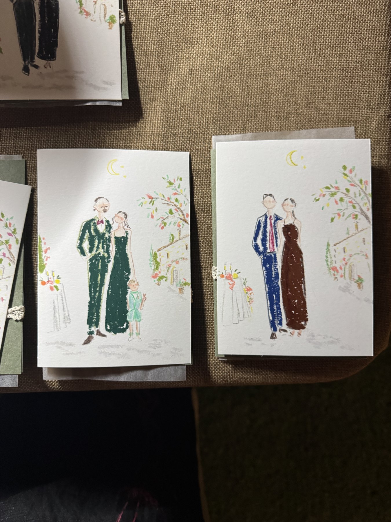 Dos figurines creados sobre la postal de Masia Can Pau