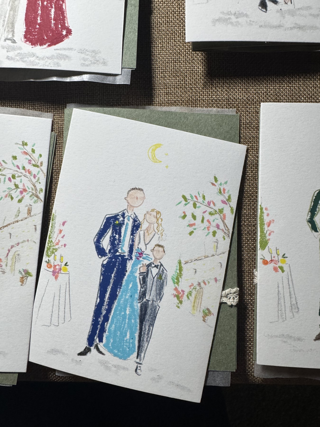 Retratos de invitados con la vegetación y la masía dibujadas