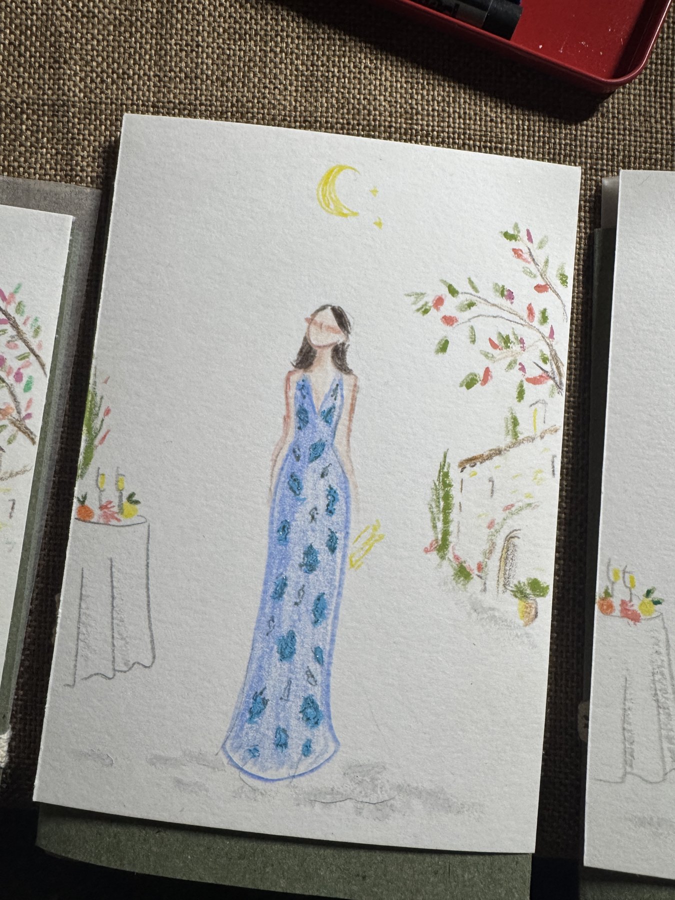 Figurín de invitada integrado en la postal personalizada