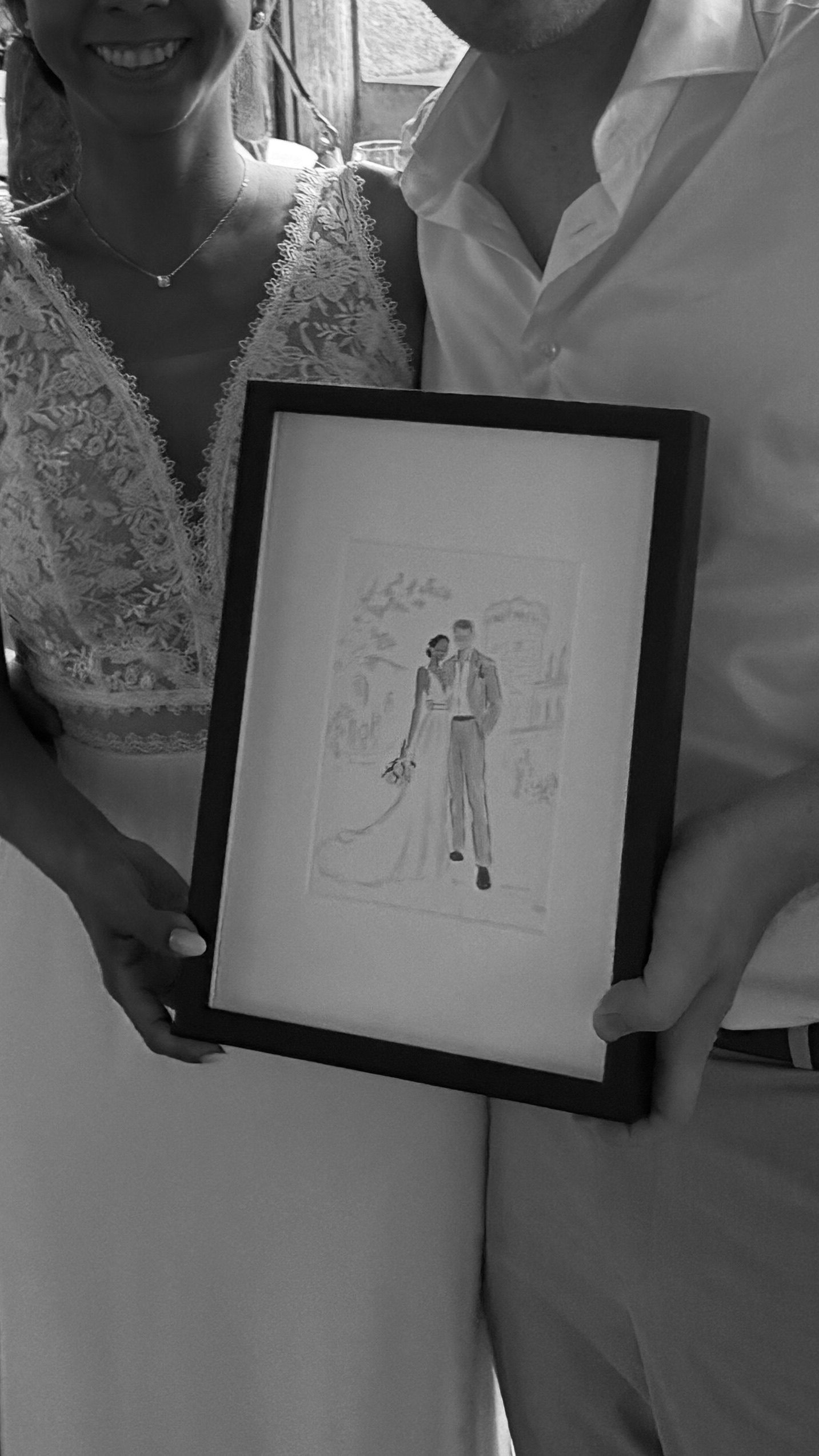 Liedma y Marc sosteniendo su retrato personalizado de boda