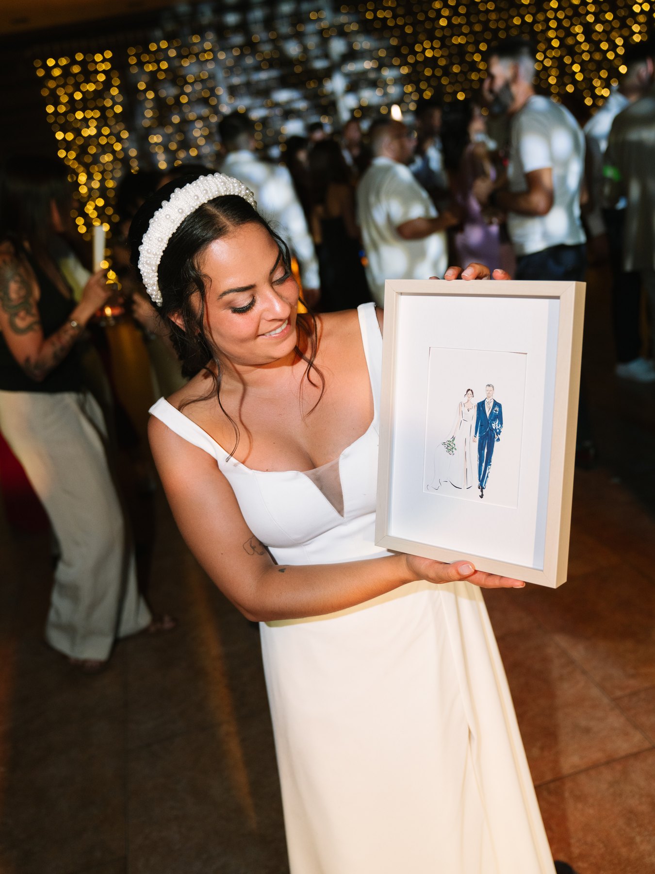 Lorena dibujando en directo durante una boda