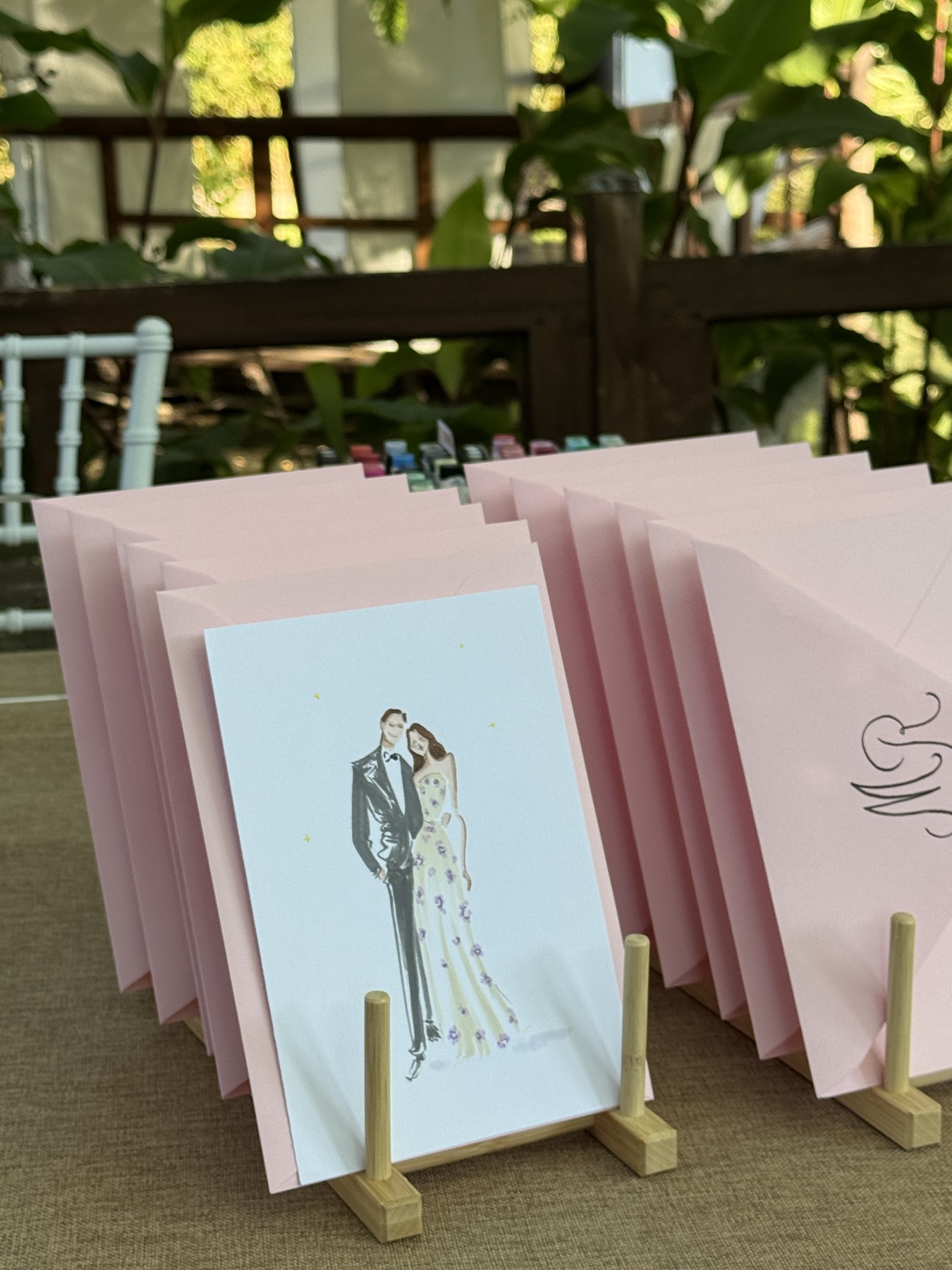 Sobres rosas e ilustración dispuestos en la mesa de Live Art
