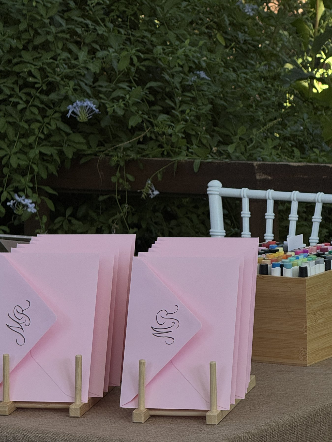Serie de sobres rosas personalizados con las iniciales de la pareja