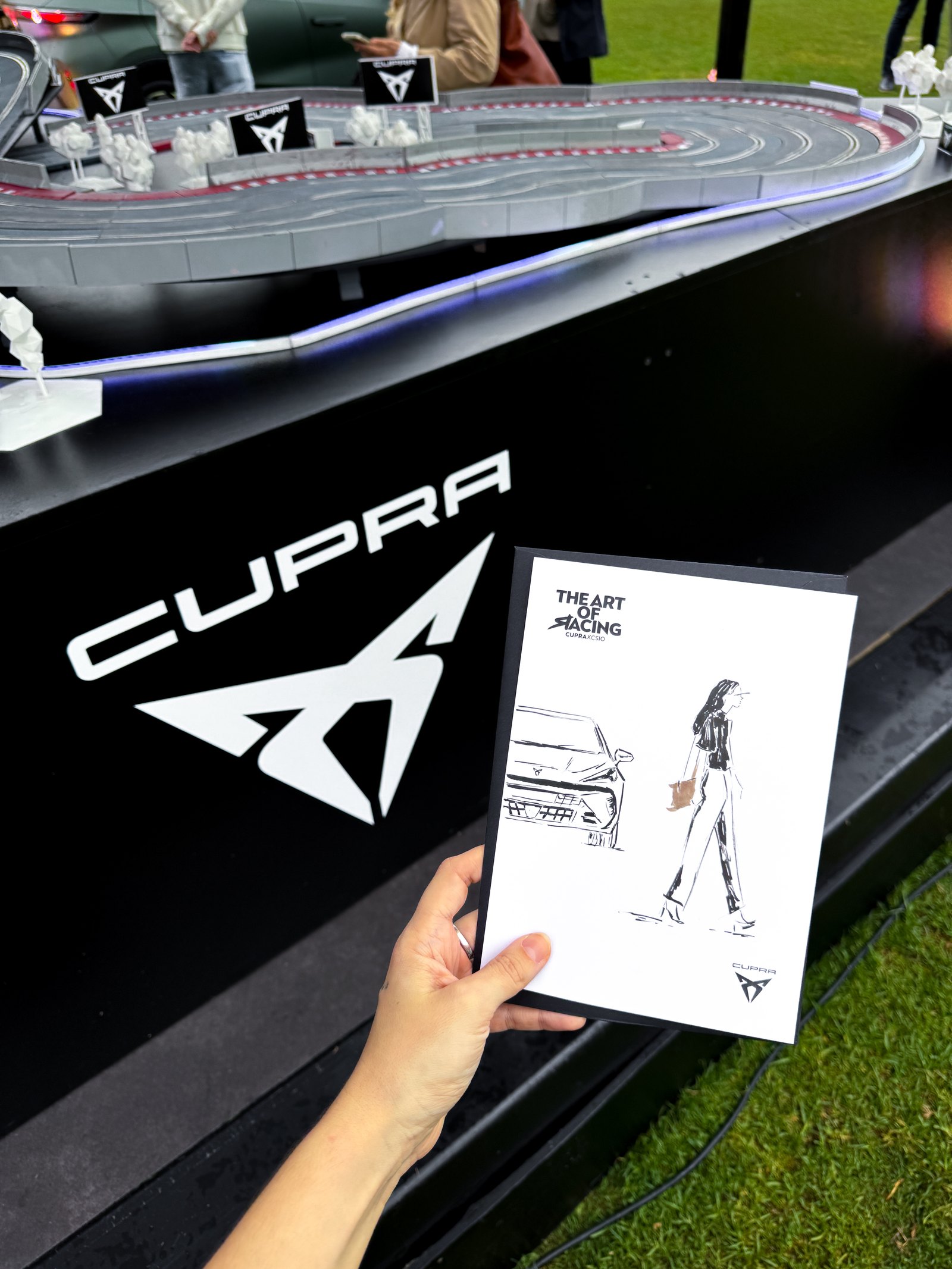 Fashion sketch con un vehículo junto al espacio de CUPRA