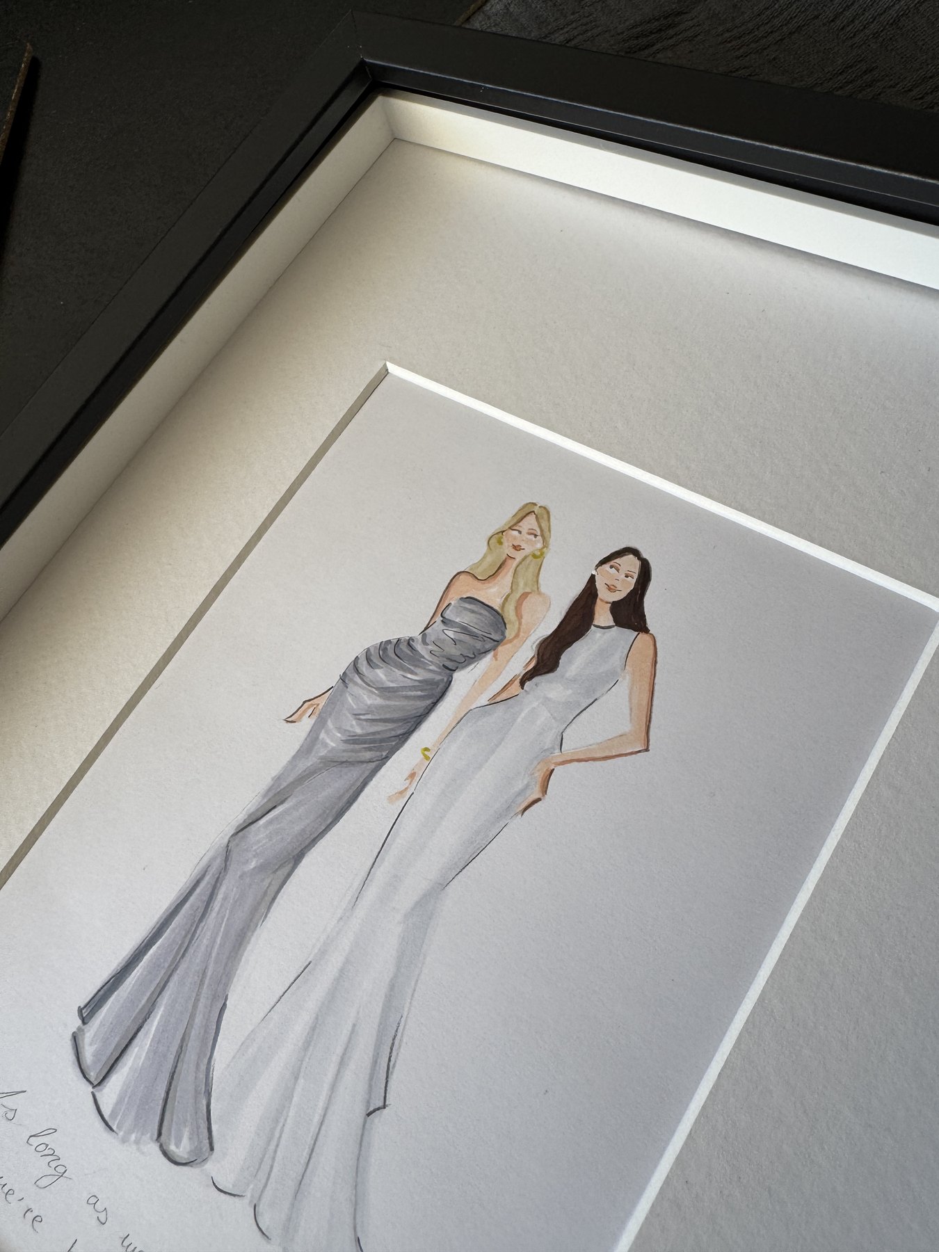 Ilustración enmarcada de dos amigas con vestidos largos